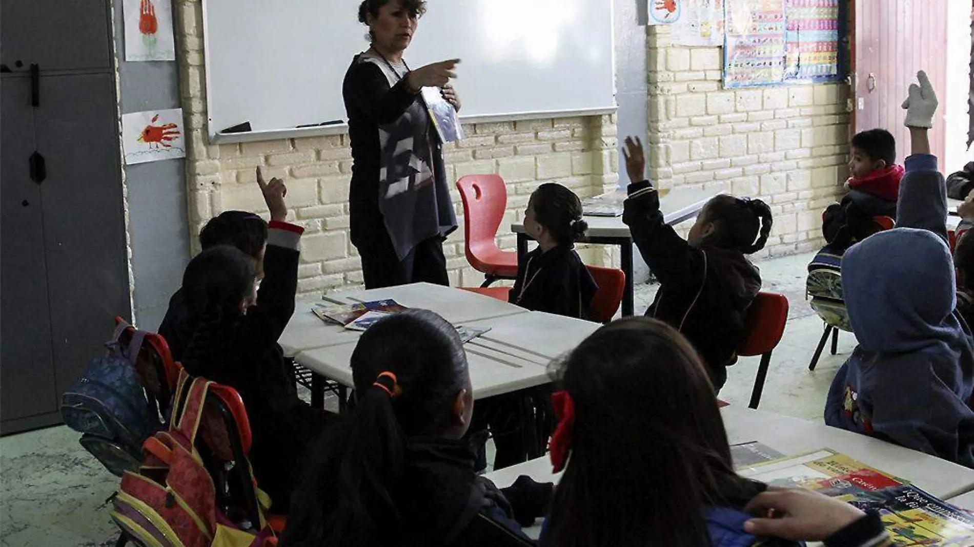 Maestra y alumnos en clase